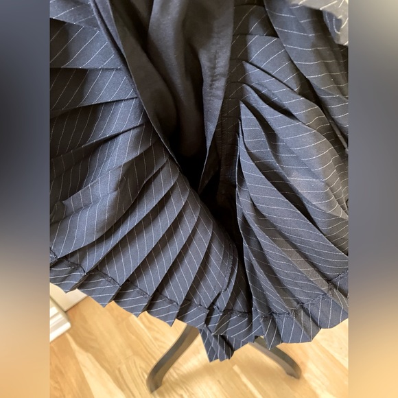 Nygård Collection navy/white pinstripe accordion pleat fully lined skirt 💙🤍 - Picture 3 of 10